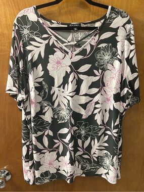 EUC Roz & Ali Floral V-Neck Short Sleeve Top- 3X